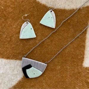 Gorgeous Matching Ceramic Necklace and Earring Set